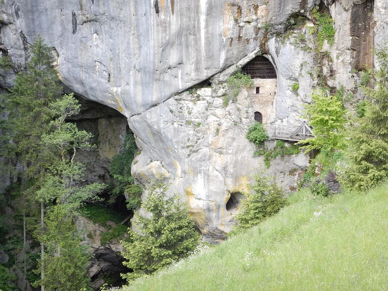 Postojna attractions: plan your cave, castle and town stops