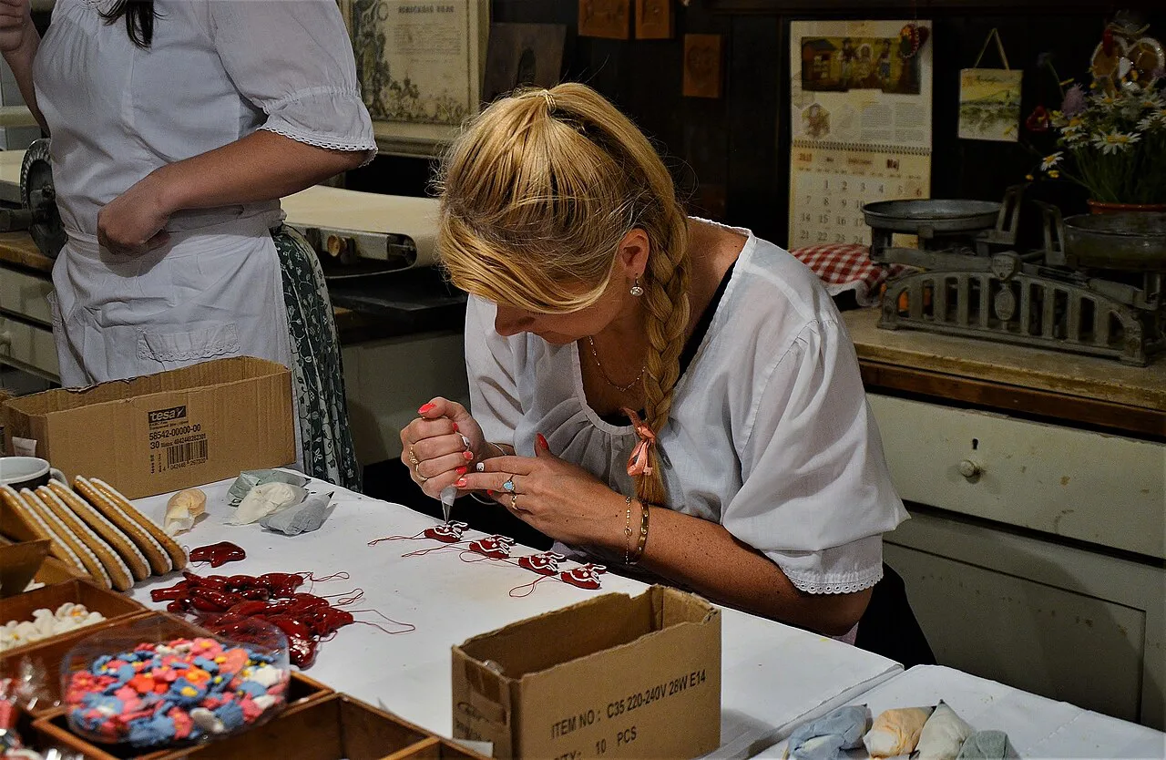 Decorating gingerbread at the museum in Radovljica.
