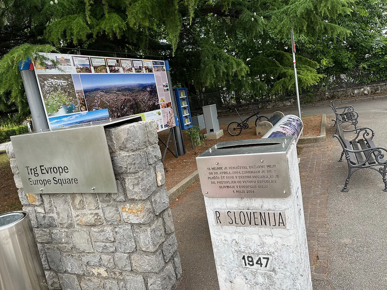 Border stones on Trg Evrope.