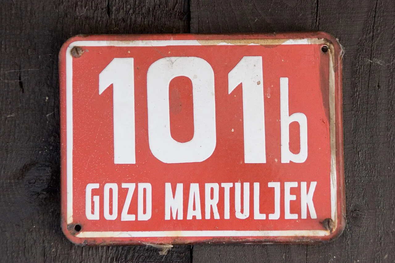 A house number plate in Gozd Martuljek.
