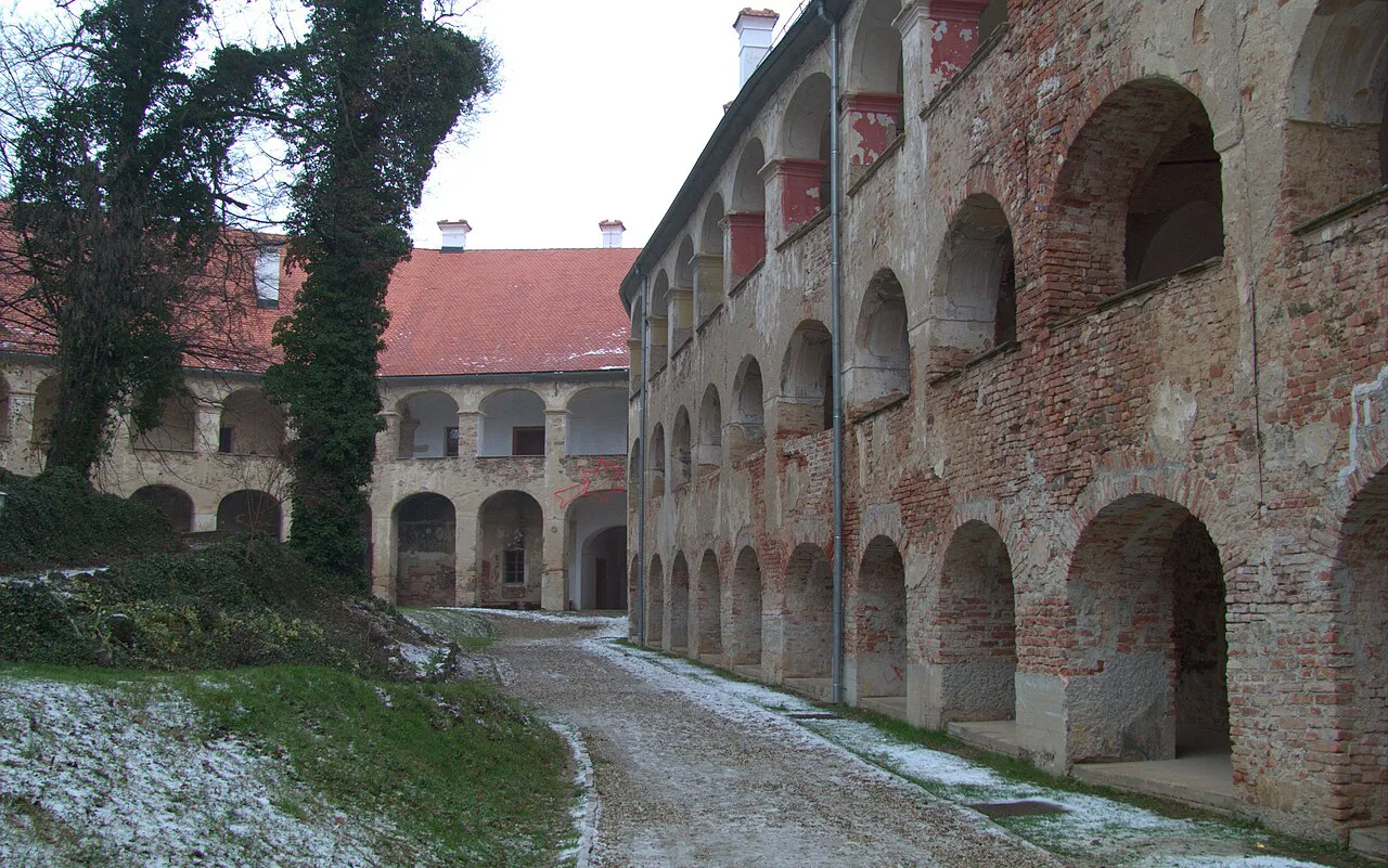 Grad Castle's long arcaded wing.