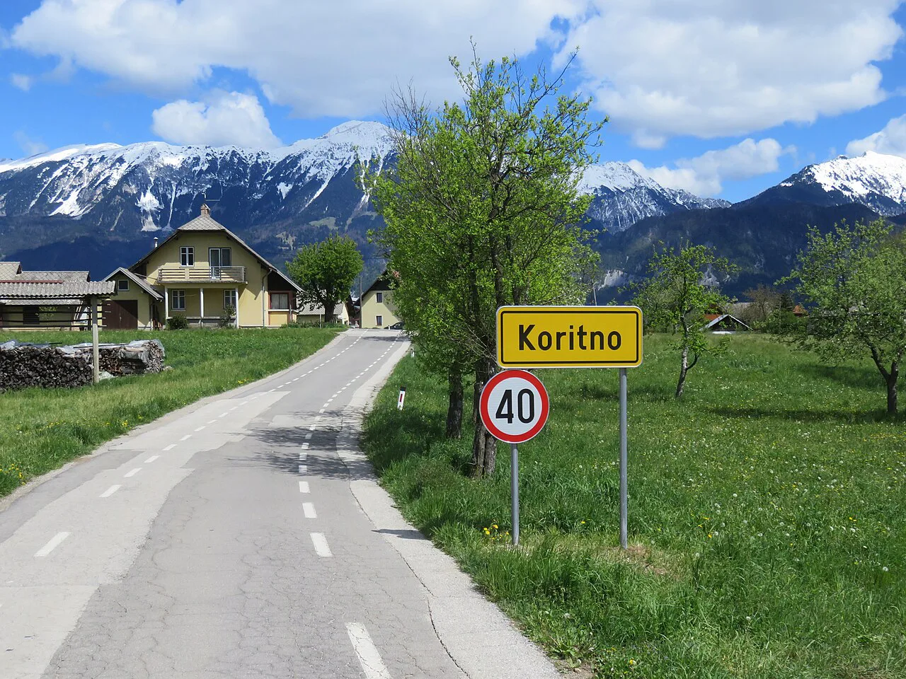The road into Koritno.