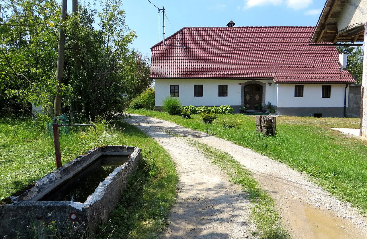 A farm at Ravnek near Polhov Gradec.