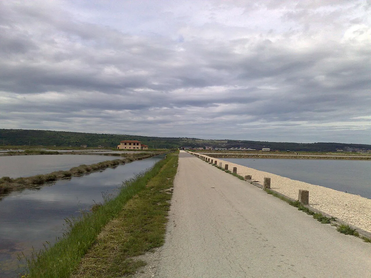 The dike path through the Sečovlje salina.