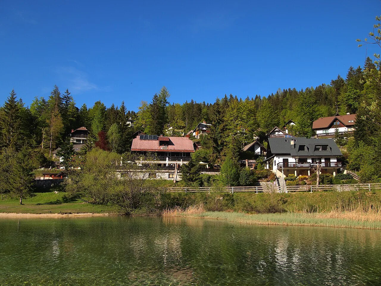 Lake Jasna and the houses on its shore.