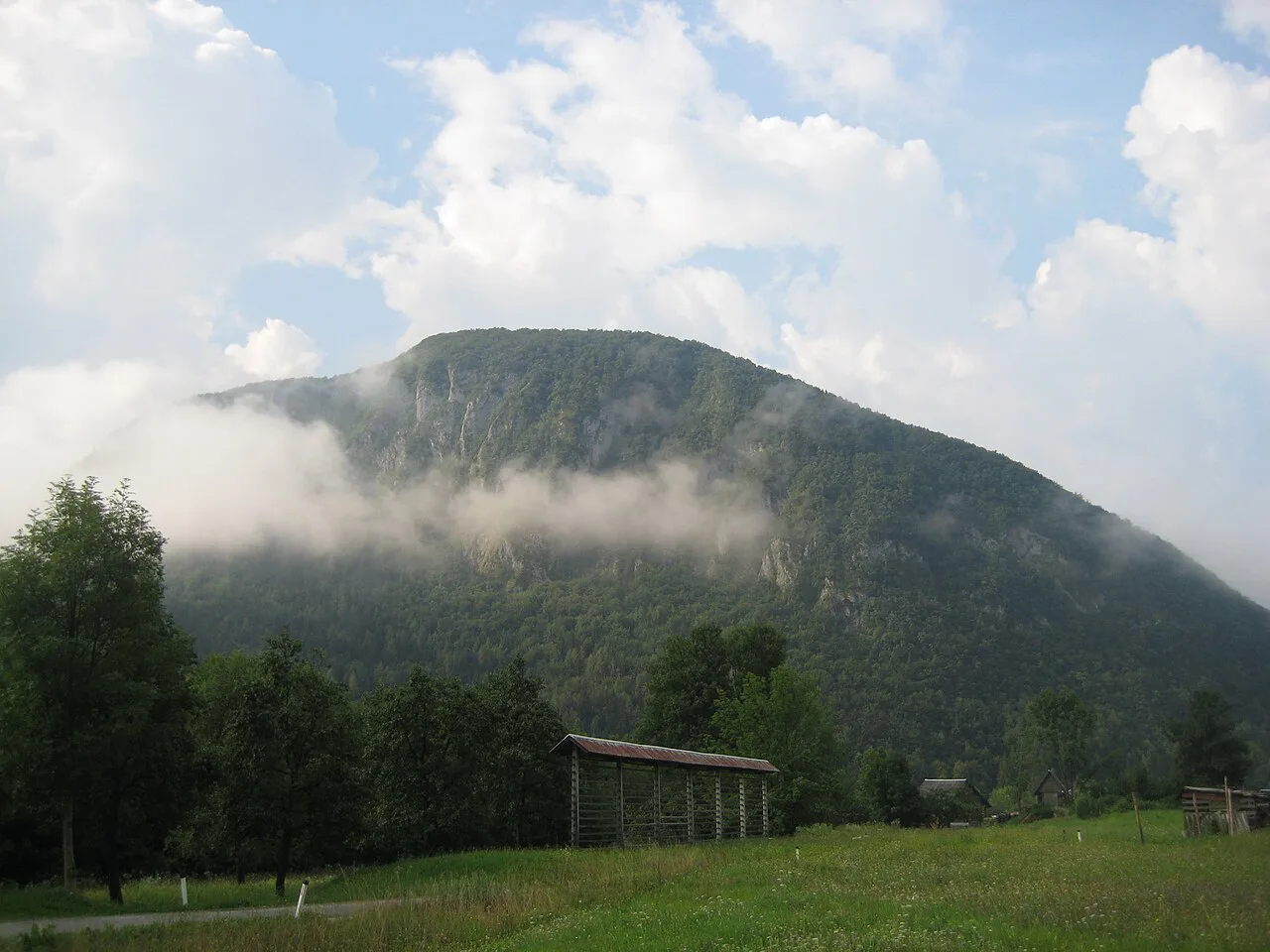 The Rudnica hill above Srednja Vas.