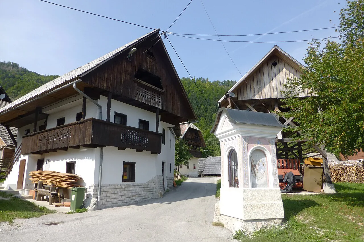 A house and shrine in Studor.