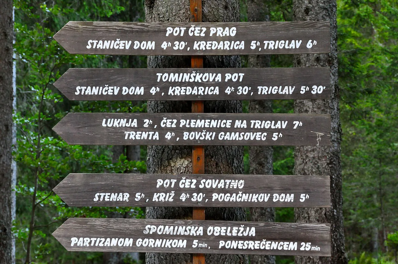 A trail signpost in the Vrata valley.